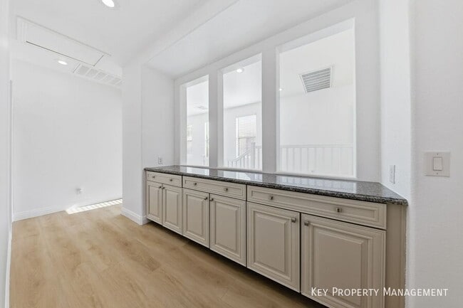 Building Photo - 956 Via Canale Dr