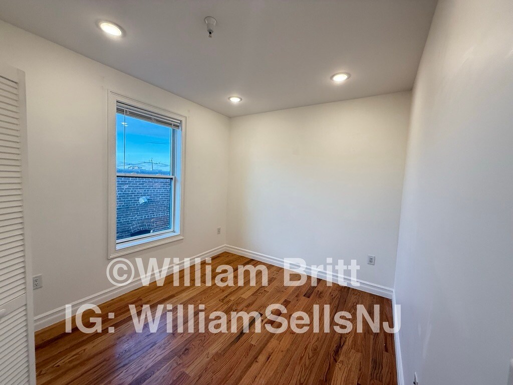 Building Photo - 373 Danforth Ave