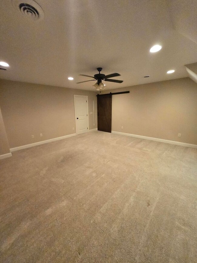 Building Photo - Luxury 4-Bedroom Home with Outdoor Oasis i...