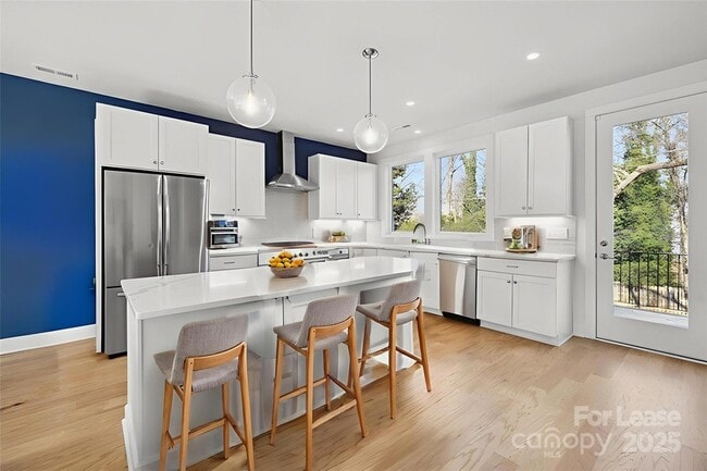 Building Photo - 1553 Pinecrest Ave