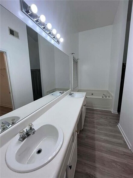 Building Photo - 2400 Miller Oaks Cir