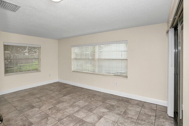 Building Photo - 557 Buckingham Ave