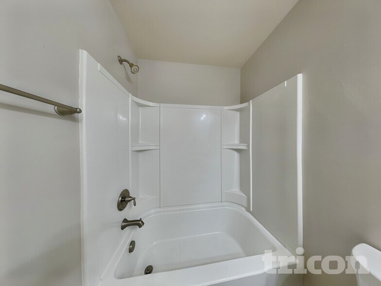 Building Photo - 4416 Lyman Ave