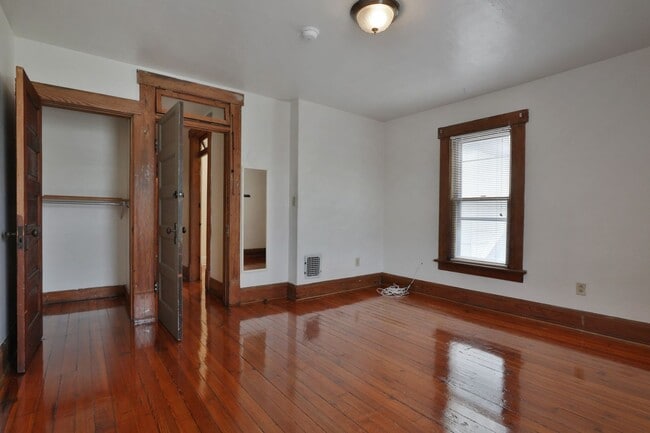 Building Photo - Large 5 Bedroom North Campus Townhouse - 1st house from High Street