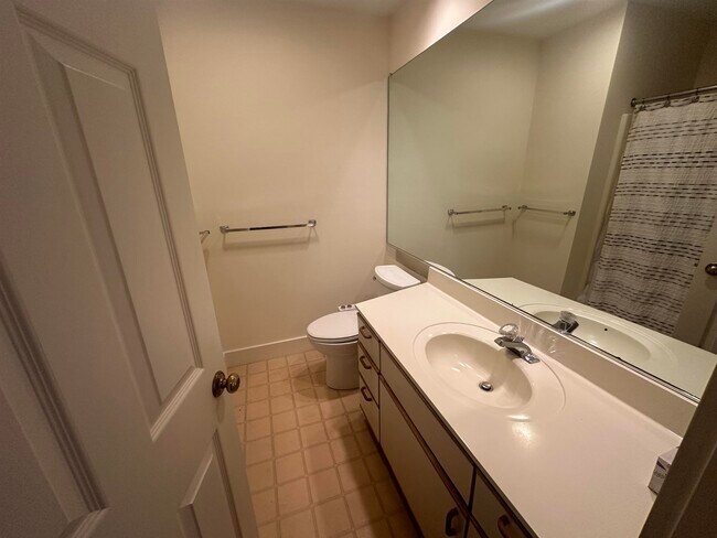 Building Photo - 579 Sagamore Ave