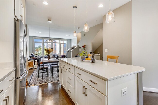 Building Photo - GREAT LOCATION!! Stunning 3BD/3.5BA luxury 4-level townhouse!