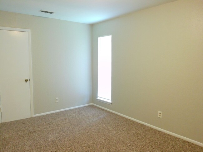 Building Photo - 4622 Newbury Ln