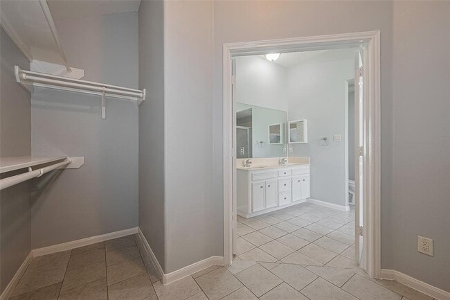Building Photo - 9631 Highland Pointe Dr