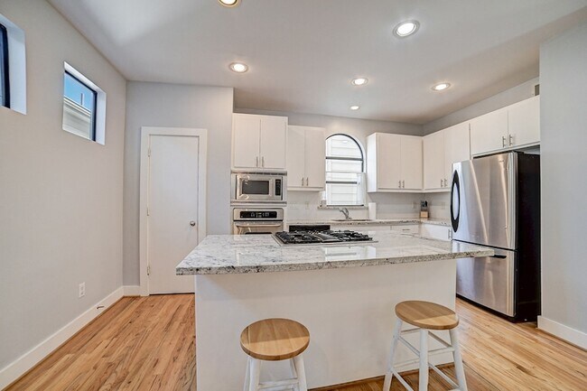 Building Photo - 5838 Larkin St