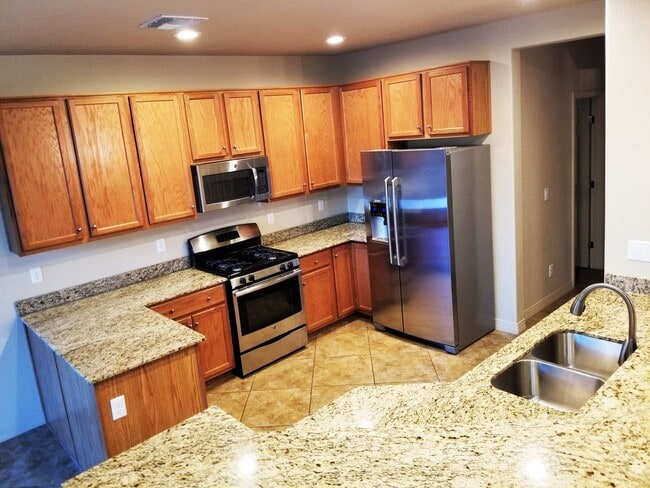 Building Photo - Beautiful, Pet Friendly, Multi-level, 2110 sqft, Luxury Townhouse w/A/C! 3 Bed, 2.5 Bath, + Loft ...