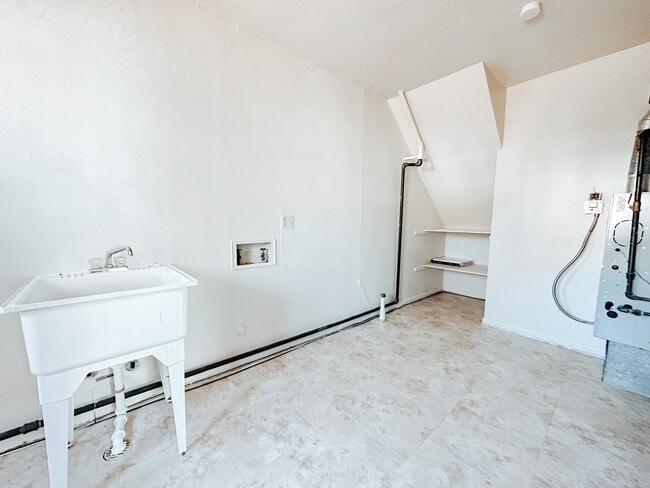 Building Photo - 3025 S Byrne Rd