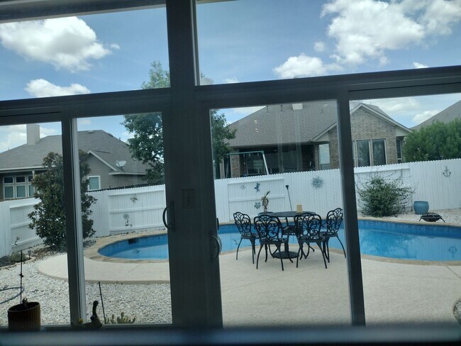 Building Photo - Beautiful 4 bedroom with a pool!!!