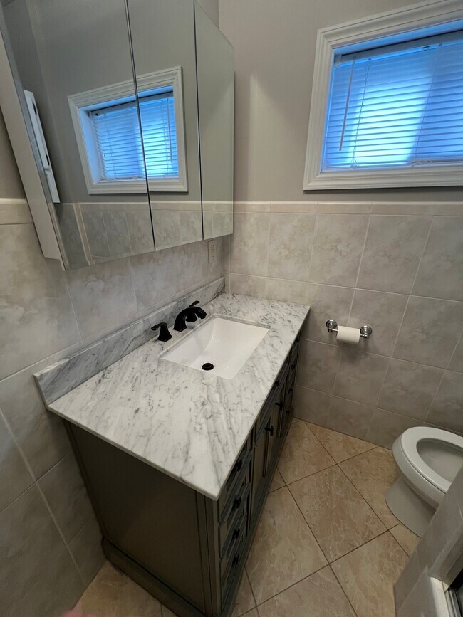 Bath counter - 112 Overlook St