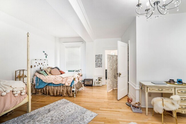 Building Photo - Beautiful 2 Bedroom/2 Bathroom First Floor Apartment in East Duluth Mansion - AVAILABLE JUNE!