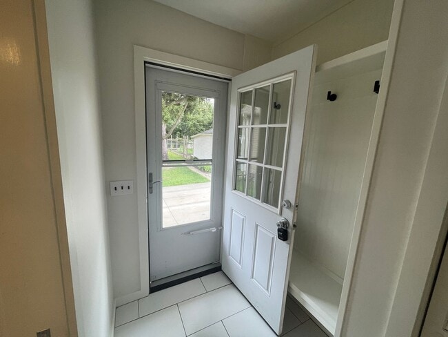 Building Photo - Charming Bungalow