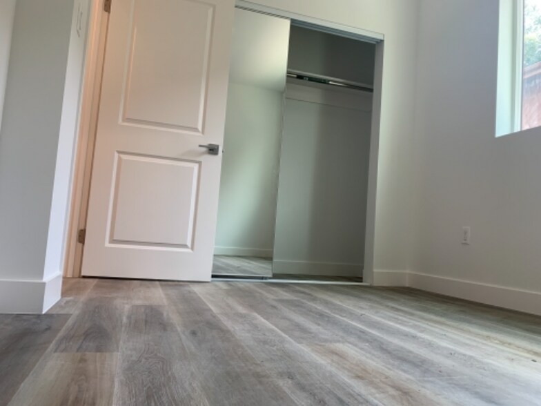 Building Photo - 4825-4825 Riverton Ave