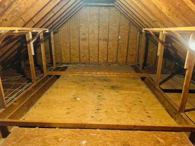 Building Photo - For Lease - 3 Bed, 2 Bath, 1400sqft Home i...