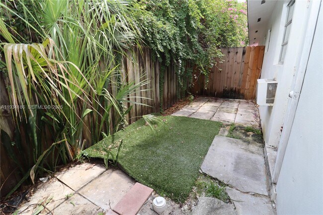 Building Photo - 915 NE 16th Terrace