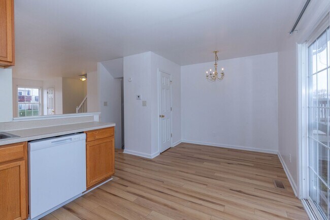 Building Photo - 3 Bed/2 Full,2 Half Bath Townhome in Martinsburg, WV