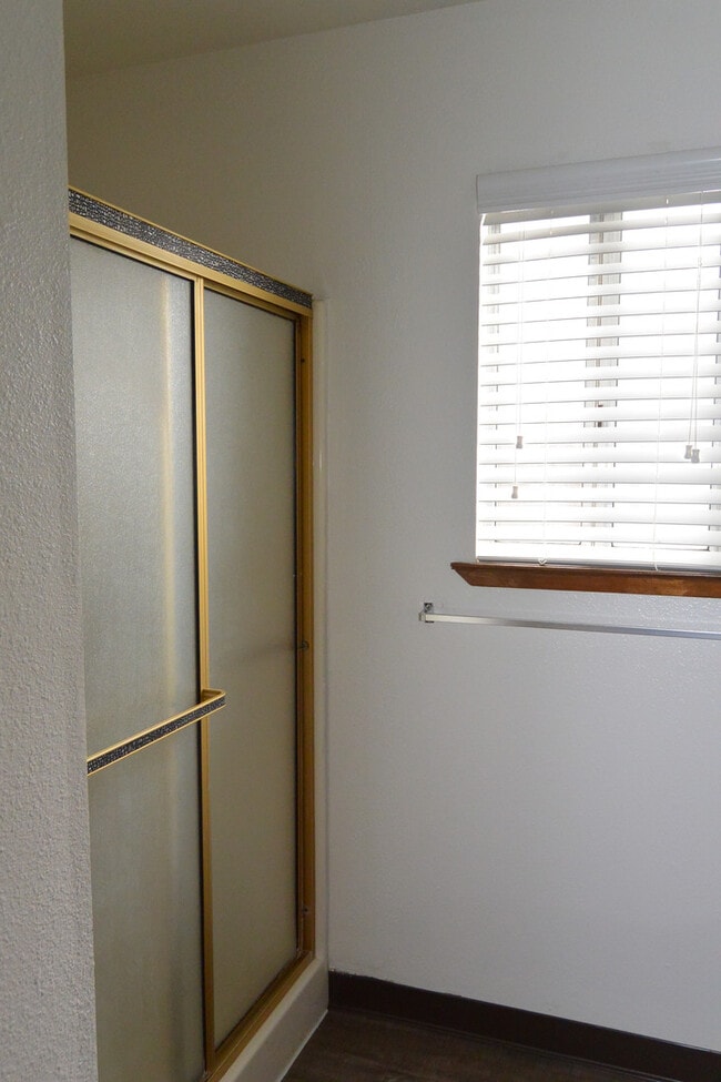 Building Photo - 3 bedroom 2 bathroom home in SW Visalia