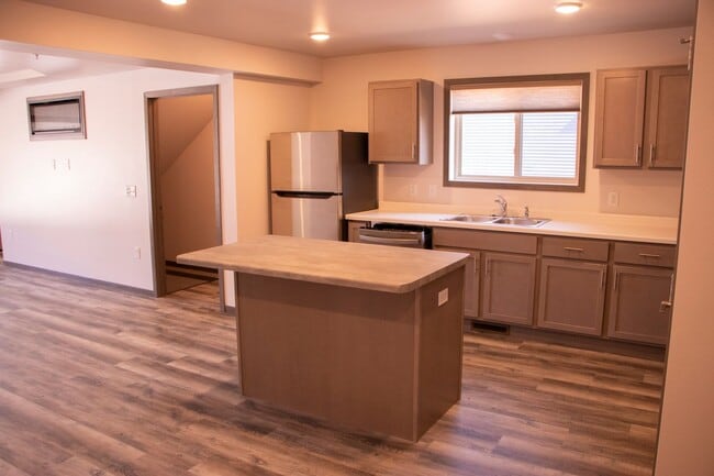 Building Photo - 2 Bed Apartment in Quiet Neighborhood!