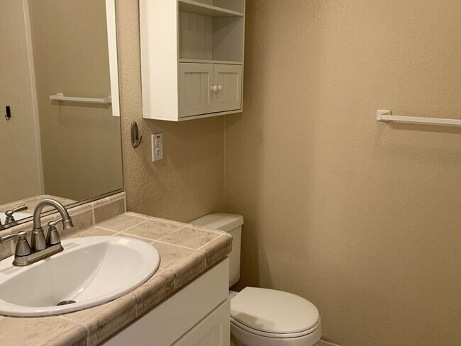 Building Photo - Spacious 2-bedroom home near Lyons Park; rent includes water