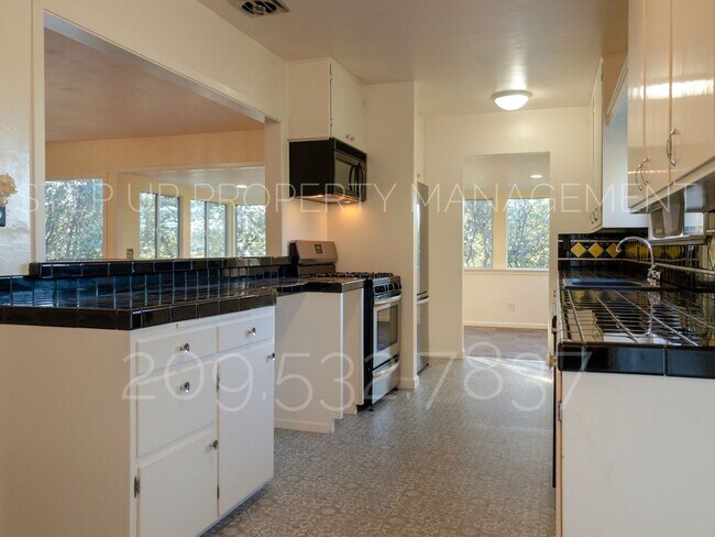 Building Photo - Outstanding 3 Bed 2 Bath near Downtown Son...