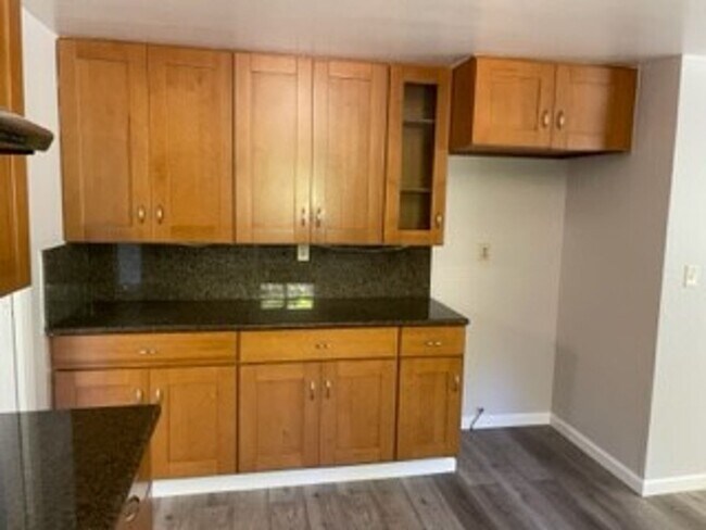 Building Photo - -Spacious 4 Bed 2.5 Bath, House, with Hew Hardwood Floors throughout -