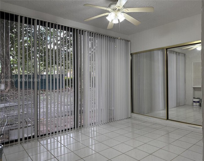 Building Photo - 3929 Carambola Cir N