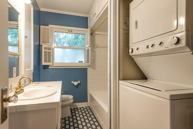 Building Photo - 1023 Ellingson Ln
