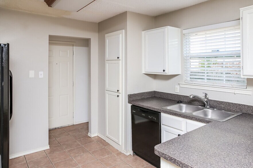 Building Photo - 1521 Lincolnshire Way