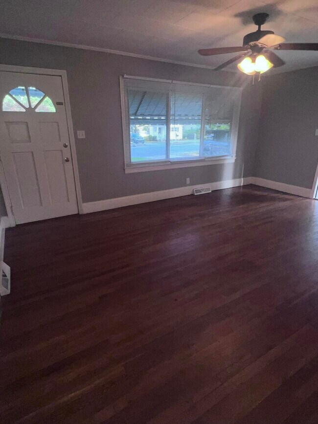 Building Photo - 212 Forestdale Dr