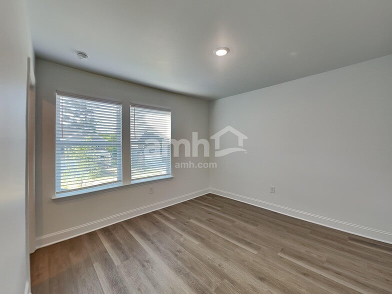 Building Photo - 935 Carnelian Ln