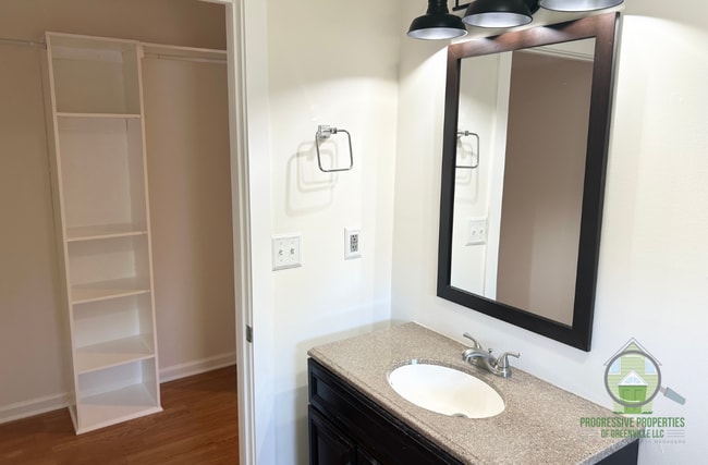 Building Photo - 25 W Main St