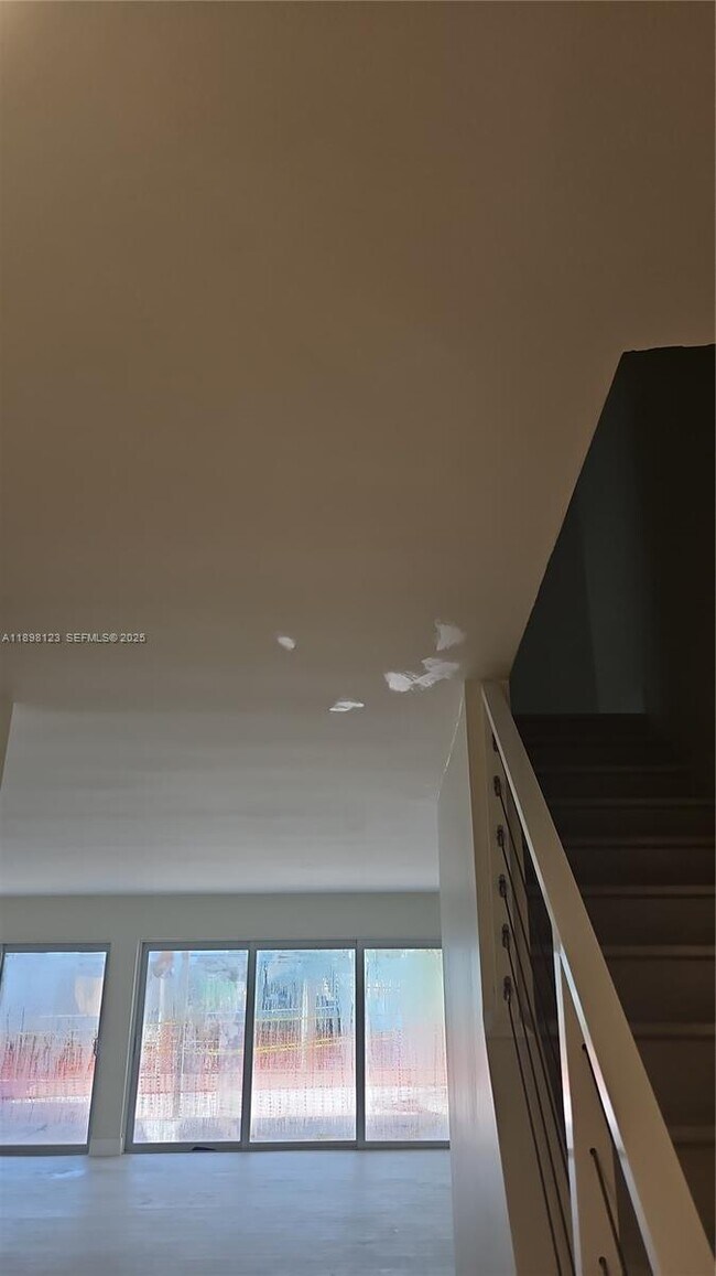 Building Photo - 834 Raymond St