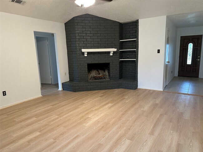 Building Photo - 10431 Town Square Rd