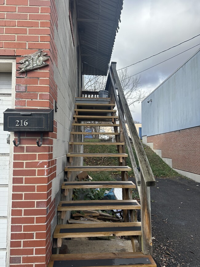 Building Photo - 216 S Walnut Pl