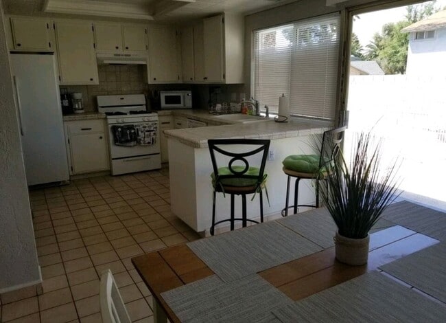 Building Photo - 2612 E Siesta Ave