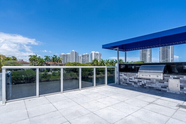 Building Photo - 3675 N Country Club Dr