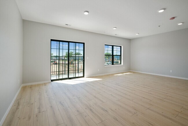 Building Photo - Clear Lake Condos