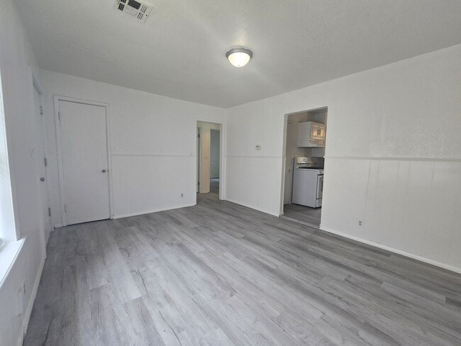 Building Photo - 3 Bed 1 Bath Home in Shawnee!