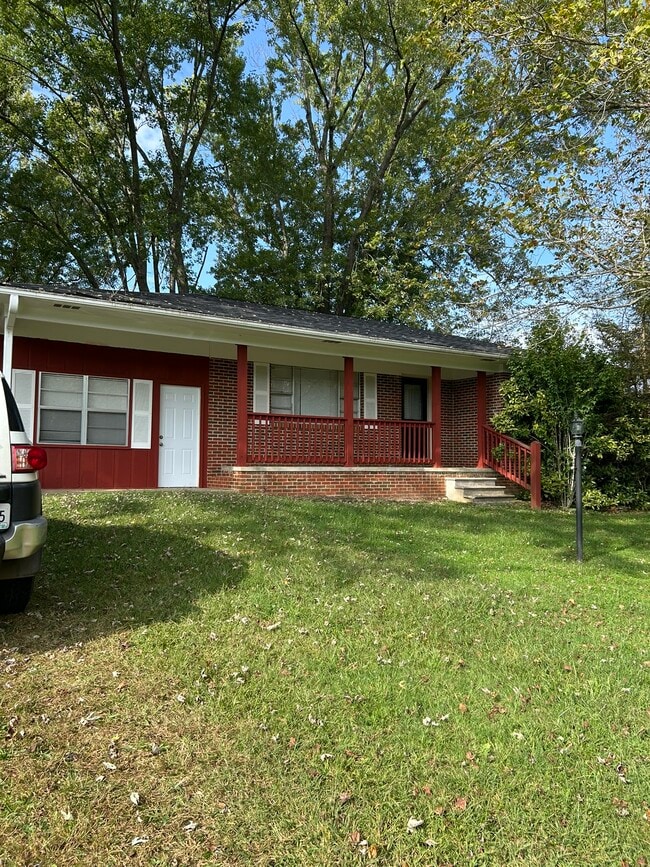 Building Photo - 621 Miller St