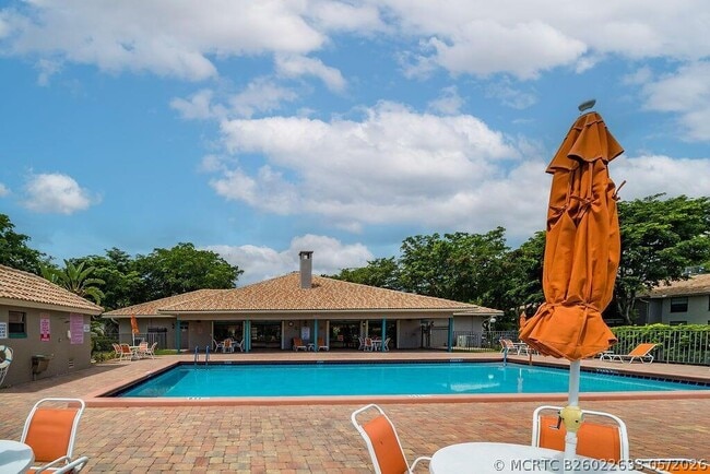 Building Photo - 9900 Pineapple Tree Dr