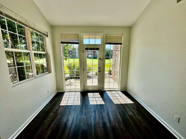 Building Photo - Available Now! "Spacious 2-Bed, 2-Bath Con...