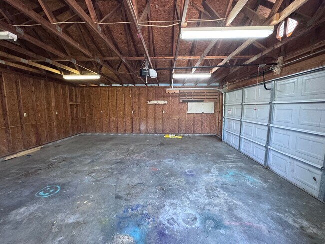 Building Photo - Connector Street 90/100