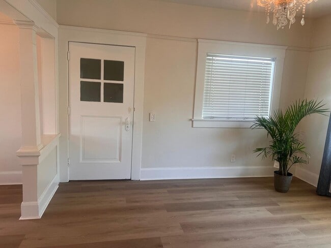Building Photo - Beautiful 2 bedrooms 2 full baths house in Golden Hills area