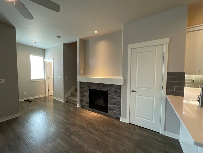 Building Photo - 3 Bedroom Townhome  in SW Redmond  - Parkl...