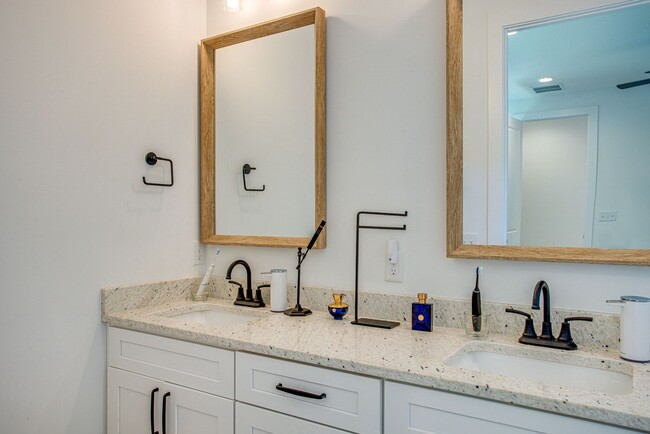 Building Photo - Destin- Bright & Modern 3-Bedroom Home wit...