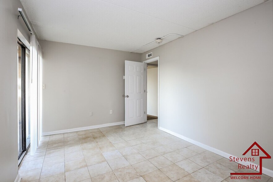 Building Photo - 915 S Seminole Dr