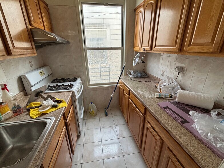 Kitchen - 2333 E 24th St